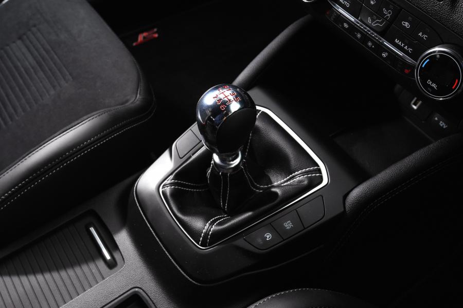 Детали интерьера Ford Focus ST 2019 года  (UK) (фото 8 из 11)